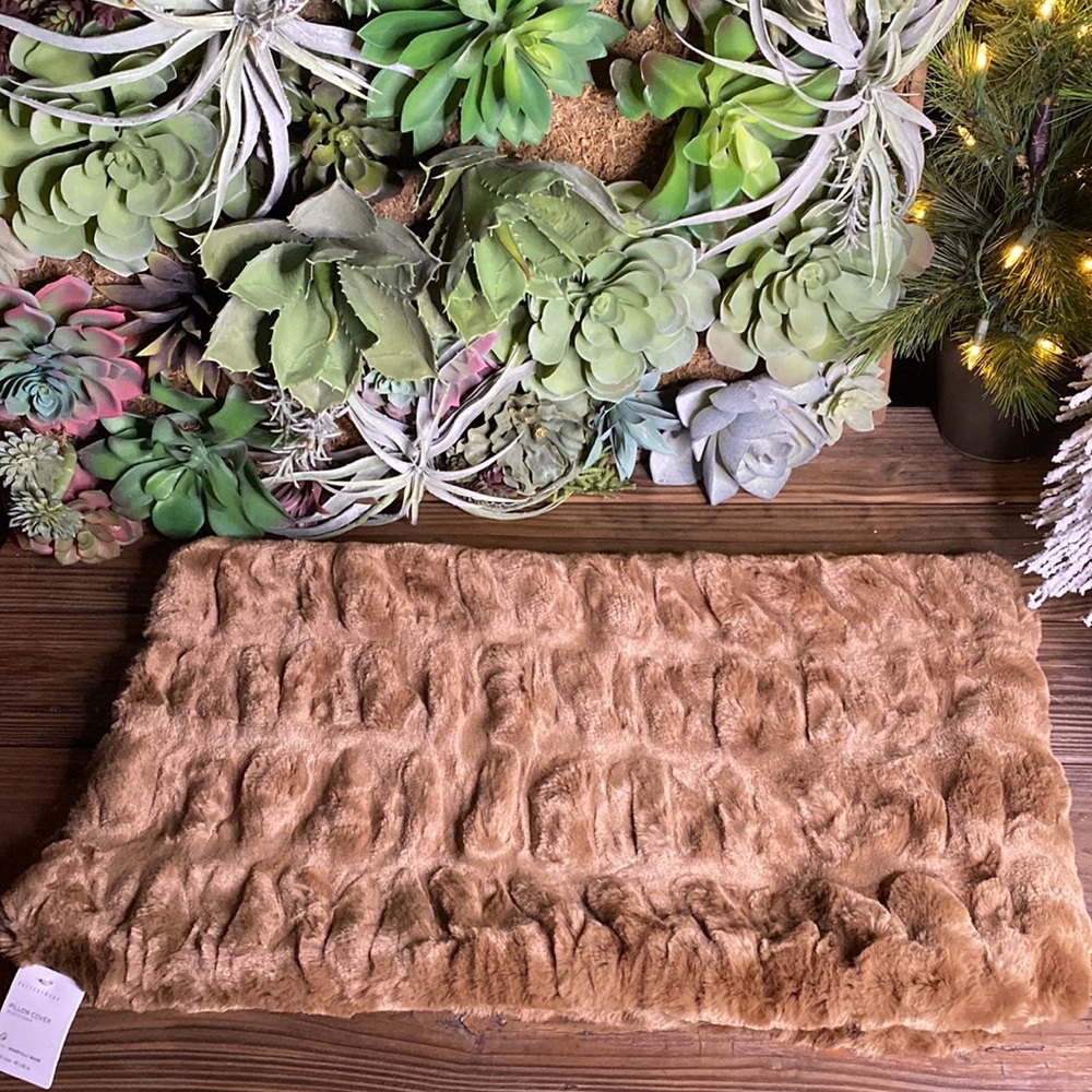 Pottery Barn Cuddly Luxuriously Rich Faux Fur Ruched Brown Lumbar Pillow Cover - Picture 3 of 16